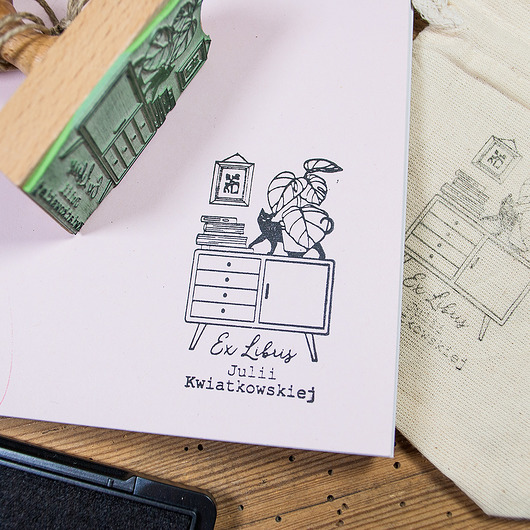 stemple Ex Libris na prezent z motywem komody