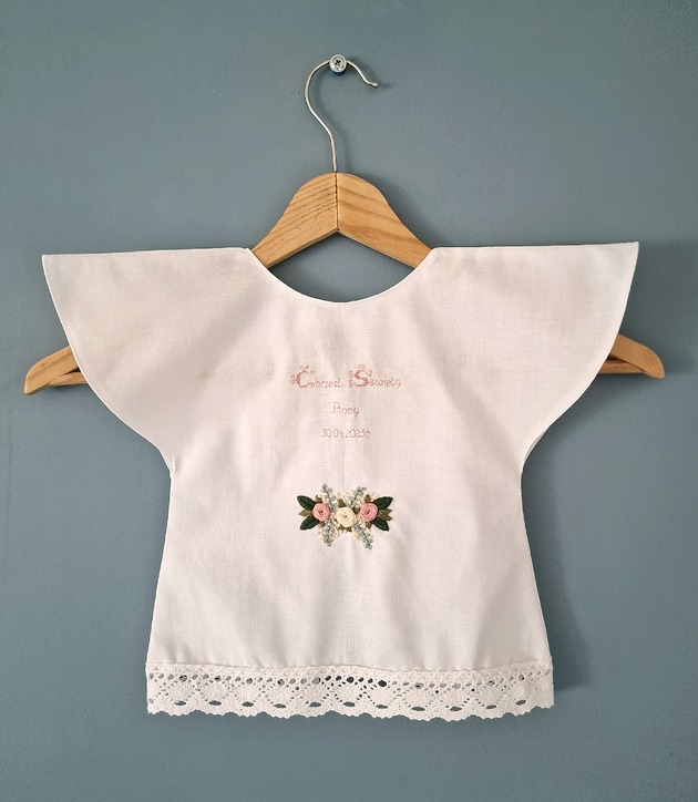 szatki, ubranie na chrzest Szatka z personalizacją i motywem kwiatowym