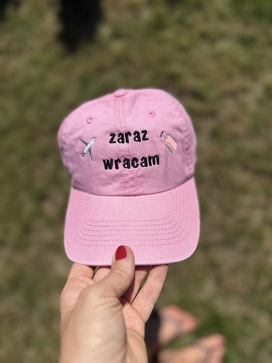czapki damskie Czapka z daszkiem różowa z haftem "Zaraz wracam"
