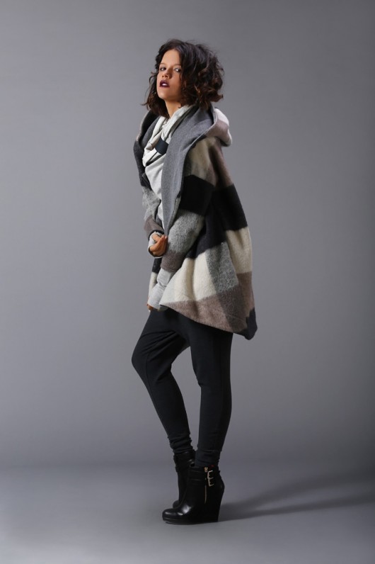 płaszcze damskie NUBEE - ASYMMETRY HOOD - Płaszcz swetrowy