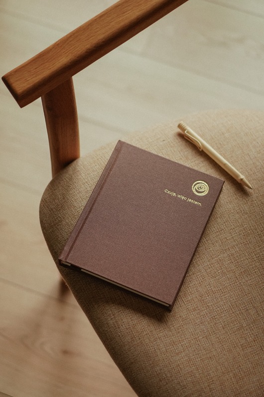 notatniki i albumy Notes w kropki, bullet journal "Czuję, więc jestem"  Ciepła Czekolada