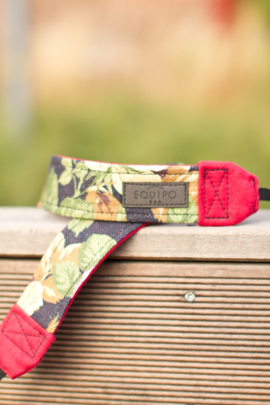 Pasek do aparatu Camera Strap Black Flower equipo