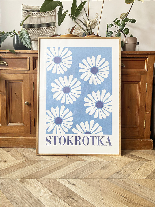 Po prostu Stokrotka/plakat niebieski Joanna Plizga