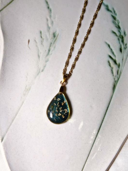 złote naszyjniki Naszyjnik Kropla z kwiatami