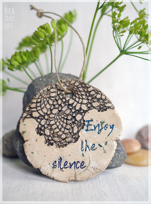 napisy dekoracyjne i tabliczki Enjoy the silence - dekor ceramiczny, zawieszka