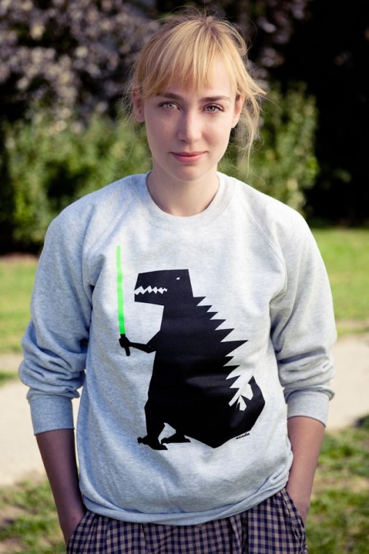 Bluza dino z mieczem świetlnym nuuda