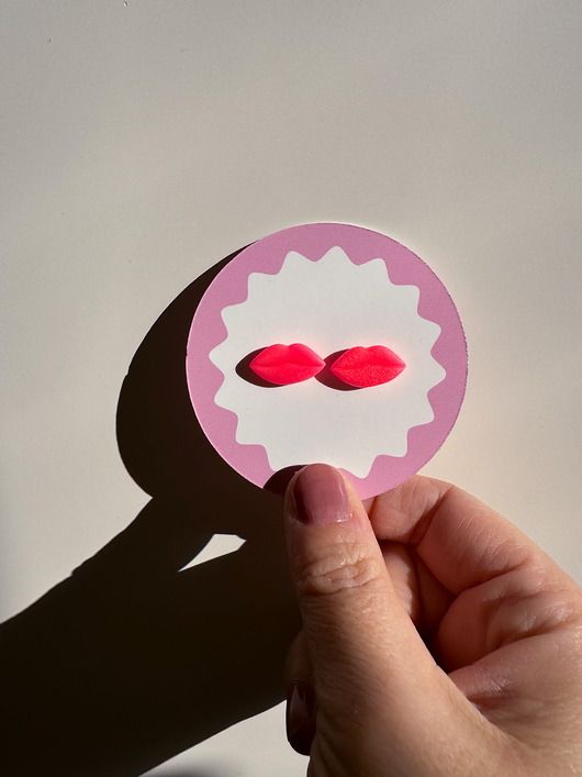 kolczyki z masy plastycznej Pojedyncze sztyfty usta neonowe różowe