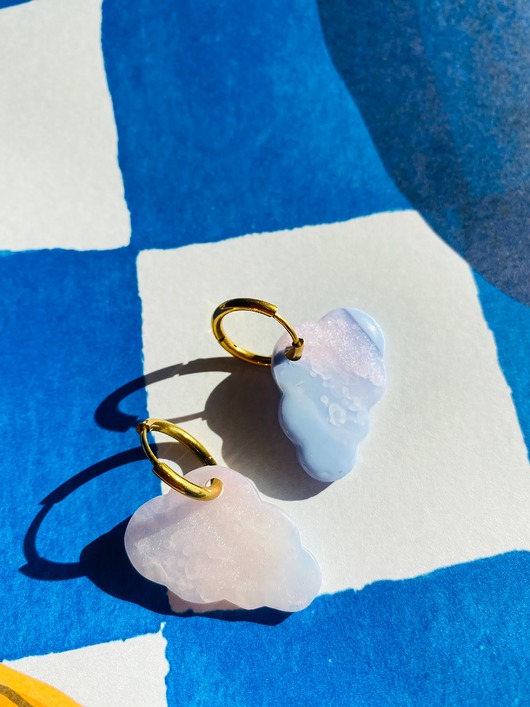 kolczyki z masy plastycznej Półtransparentne kolczyki chmurki z różowymi drobinkami