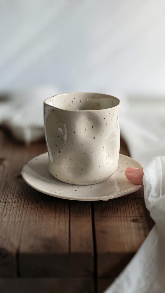 kubki Ręcznie robiony kubek ceramiczny z talerzykiem, Beżowe szkliwo w kropki
