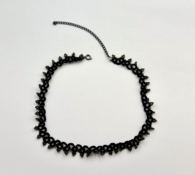 chokery Choker frywolitkowy z szarym spinelem  Seria Boho