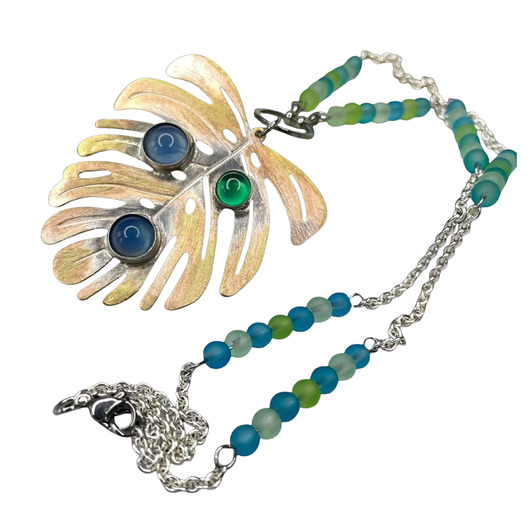 wisiory Naszyjnik z liściem monstery i agatami