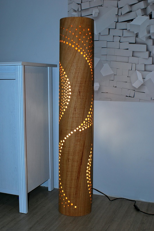 Lampa podłogowa z naturalną fakturą drewna zyrRafo