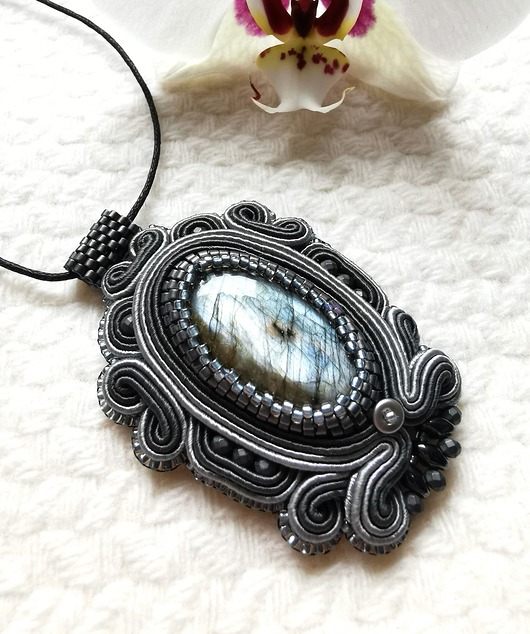 wisiory "Flùr Airgid" Amulet z Labradorytem