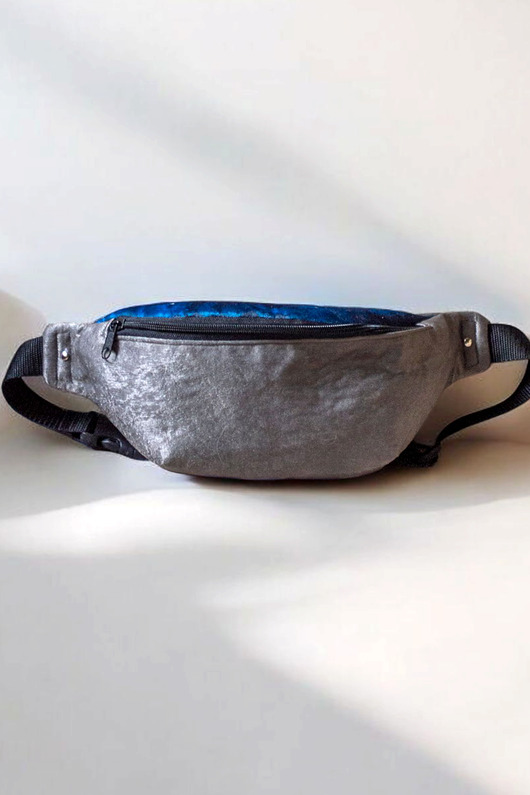 saszetka nerka Błyszcząca szara nerka z granatową klapą w róże