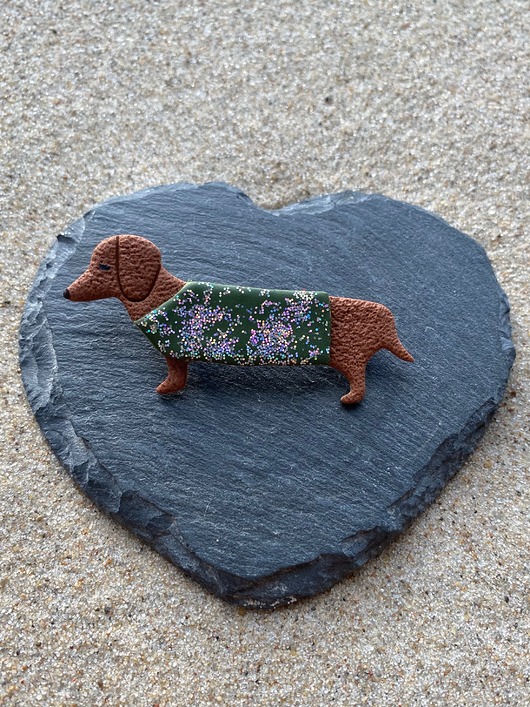 broszki Broszka jamnik w brokatowym sweterku