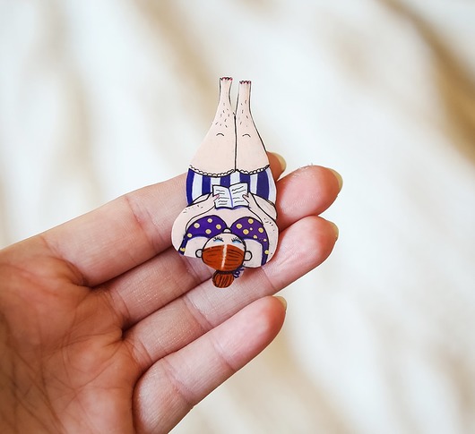 broszki Broszka czytająca Kryśka