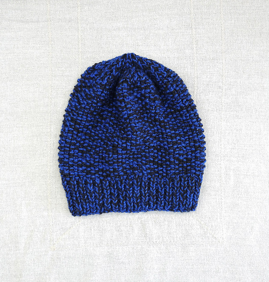 czapki damskie 6929 Czapka Zimowa w Kolorze Królewskiego Granatu i Czerni