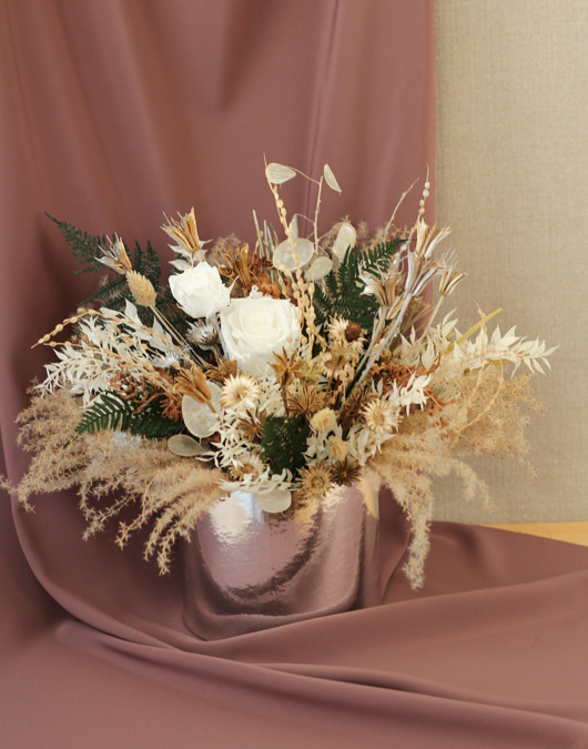 dodatki - różne Lustrzany flowerbox, białe stabilizowane róże i paproć