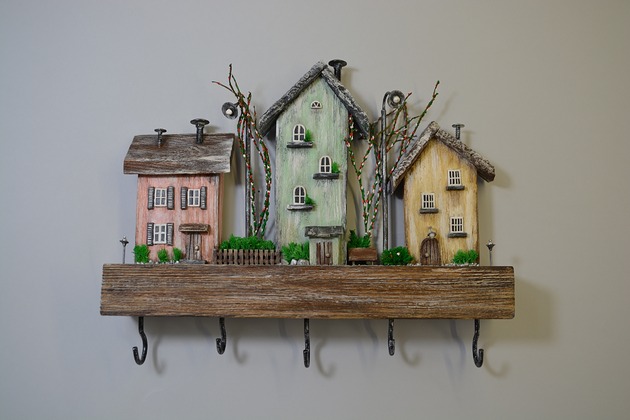 wieszaki Kolorowy drewniany wieszak na klucze z domkami