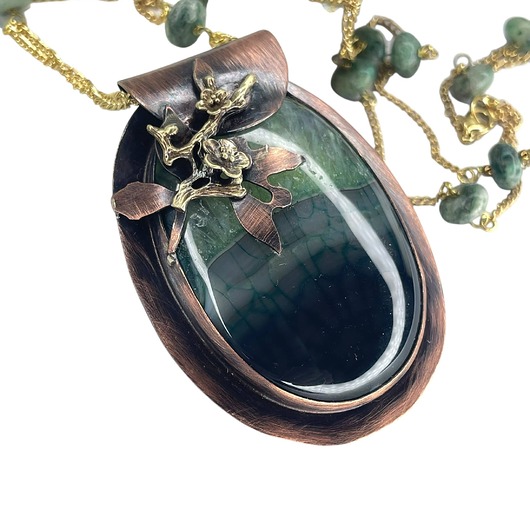 wisiory Naszyjnik z zielonym agatem w secesyjnej oprawie