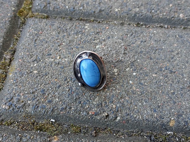 Opal - pierścionek regulowany po drugiej stronie lustra