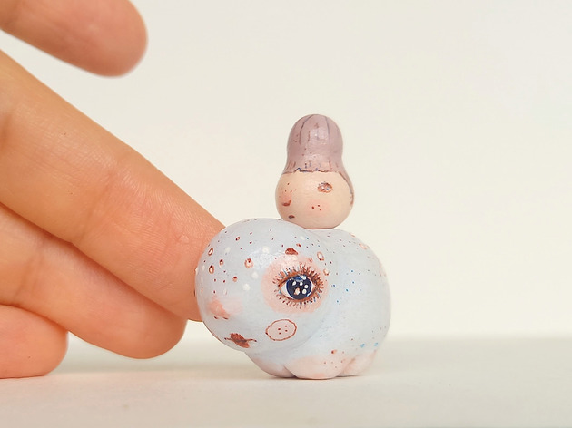 figurki i rzeźby Miniaturowa figurka stworka z główką na grzbiecie
