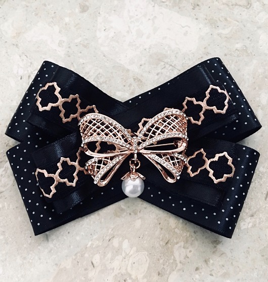 Brosza z kokardką rose gold i perłą Glamour Pudrowy Różowy