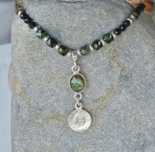 srebrne naszyjniki Nastrojowy naszyjnik z turmalinów z zawieszką, srebrny