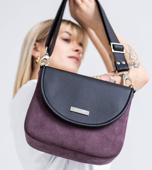 torby na ramię Torebka listonoszka podkówka śliwkowa z czarną klapką