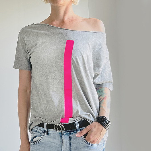 t-shirt damskie Różowa kreska na średnioszarym oversize