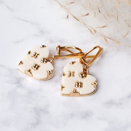 klipsy ZŁOTE KLIPSY -śliczne serca  z żywicy z serduszkami