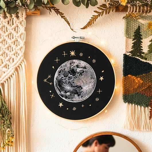 Ozdoby na ścianę Pełnia księżyca, haft w tamborku 24 cm