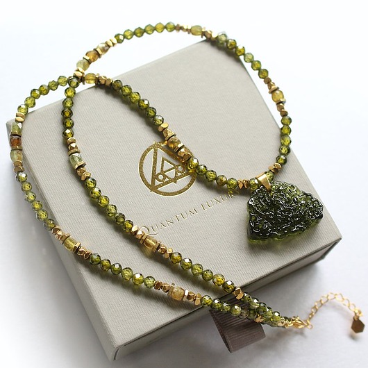 złote naszyjniki Naszyjnik z mołdawitem, oliwinem, tsaworytem, jadeitem