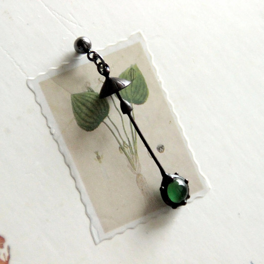 kolczyki - inne Ręcznie wykonany pojedynczy kolczyk w kształcie grzyba z zielonym szkłem