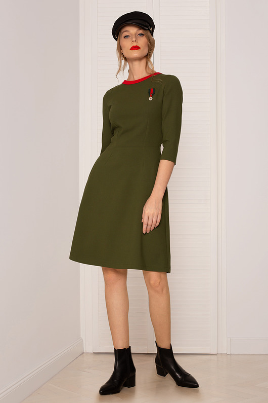 sukienki midi damskie SUKIENKA KHAKI Z Medalem