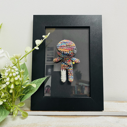 Ozdoby na ścianę Kolorowa laleczka voodoo w ramce prezent z czarnym humorem