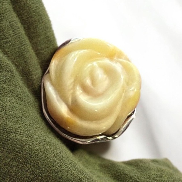 pierścionki srebrne Pierścionek srebrny z rzeźbioną różą z bursztynu