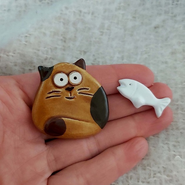 broszki Broszka ceramiczna wesoły kot z rybą