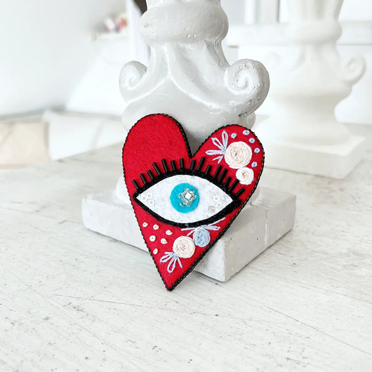 broszki Broszka PATRZ SERCEM 14 ręcznie haftowana przypinka