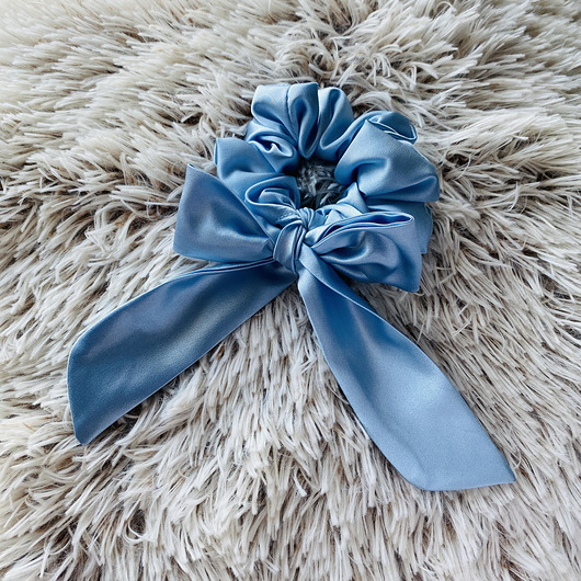 Satynowa gumka do włosów scrunchie błękitna Nandi