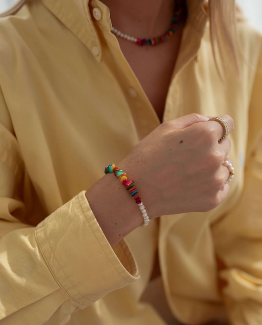 kolczyki pozłacane Kolorowa bransoletka z pereł słodkowodnych i masy perłowej