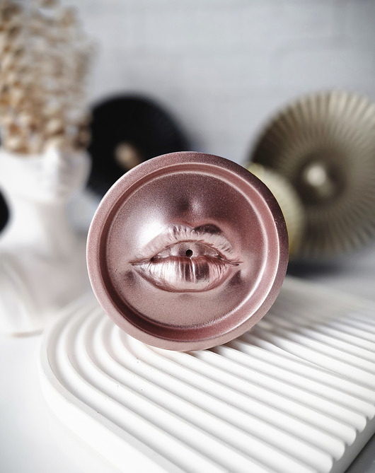 Podstawki pod kadzidełka Podstawka pod kadzidło w kształcie ust - rose gold