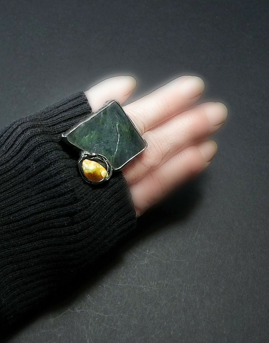 pierścionki - różne Nefryt z kroplą bursztynu mlecznego unikatowy pierścień handmade PREZENT