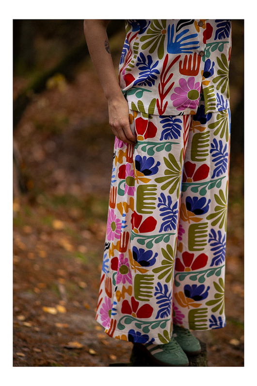 spodnie materiałowe damskie Kuloty białe w kwiaty