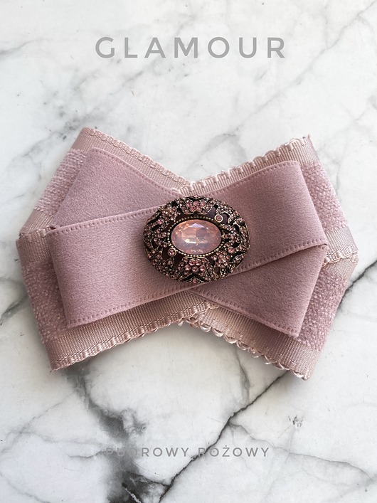 broszki Pudrowa Brosza z kolekcji Glamour z cudownym kryształem