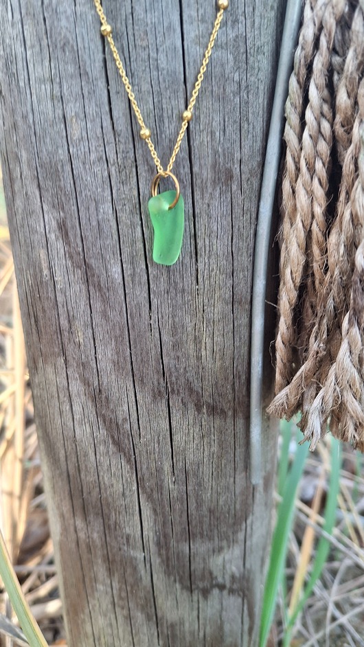 złote naszyjniki Delikatny naszyjnik z prawdziwym szkłem morskim