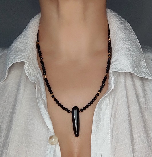 złote naszyjniki Onyksowy grot z czarnym turmalinem