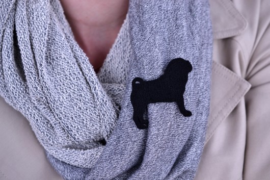 Broszka filcowa pies mops Lili felt label