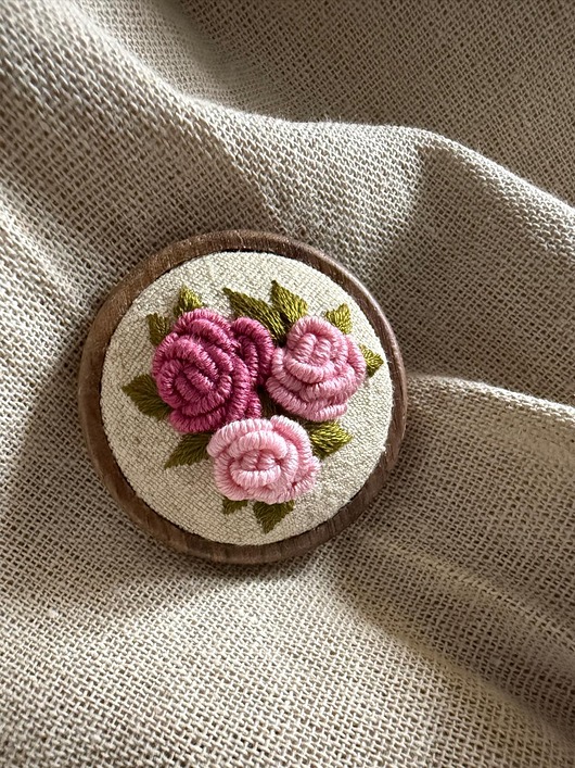 broszki Ręcznie haftowana broszka "Bukiet róż"