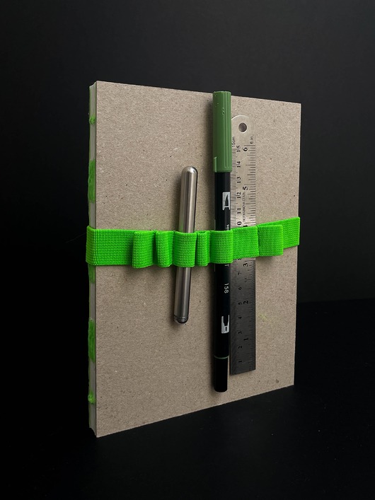 notatniki i albumy Notes w kropki z gumką-piórnikiem Fluo Green